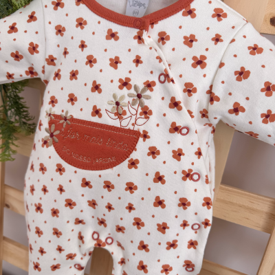 Macacão Trape Zape - A Flor mais linda do nosso jardim - Off e Cor Telha